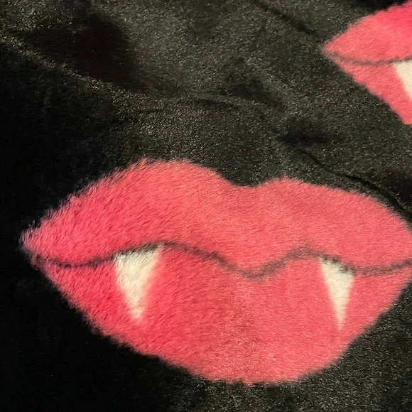 NOVOGRATZ NWT Vampire Lips Oversized Faux Fur Throw - Picture 5 of 8